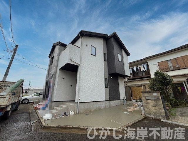 茅ヶ崎市松尾　新築戸建　の前面道路含む現地写真|4月6日撮影　外構工事中　現地外観
