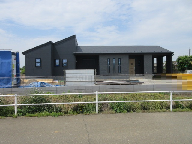 【仲介手数料無料】新築戸建　深谷市宿根966-3（全1棟　大型平屋住宅）の前面道路含む現地写真