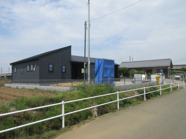 【仲介手数料無料】新築戸建　深谷市宿根966-3（全1棟　大型平屋住宅）の前面道路含む現地写真
