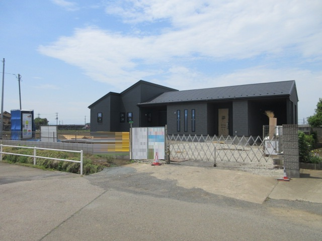 【仲介手数料無料】新築戸建　深谷市宿根966-3（全1棟　大型平屋住宅）の前面道路含む現地写真