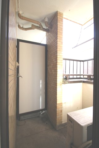 大和屋マンションのバルコニー|洗濯機置き場は屋根のあるバルコニーにございます