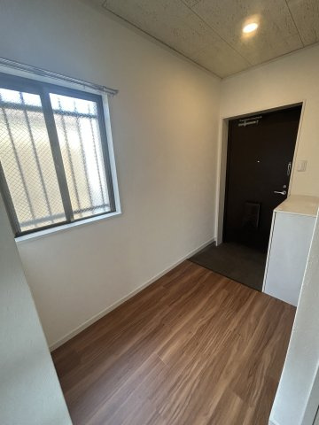 大和屋マンションの玄関|明るい玄関です。