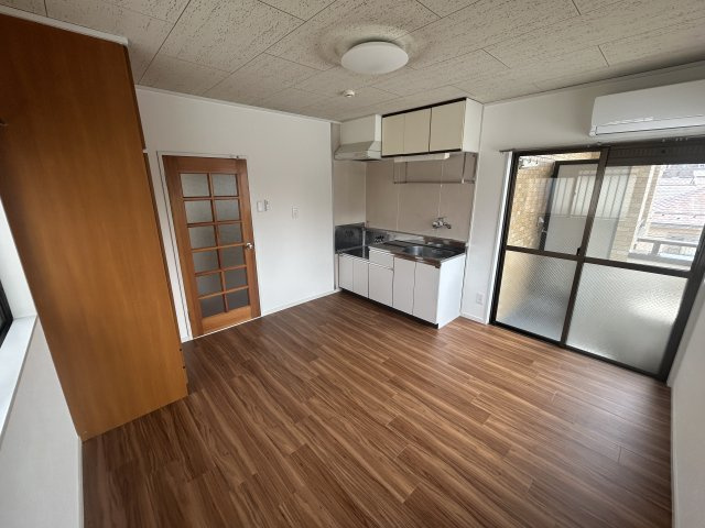 大和屋マンションの居間・リビング|3面採光の日当たりのよいリビングです。リビング床は貼り替え予定です。