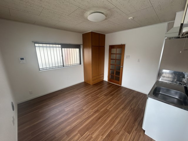 大和屋マンションの居間・リビング|3面採光の日当たりのよいリビングです。リビング床は貼り替え予定です。