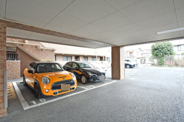 ライオンズマンション上尾の駐車場