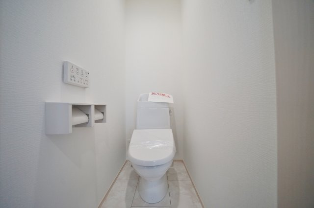 【星川駅徒歩圏】角地×19帖LDKの開放感ある新築戸建て｜仲介手数料無料のトイレ|シンプルで清潔感のあるトイレ。日々気持ちよくお使いいただけます。