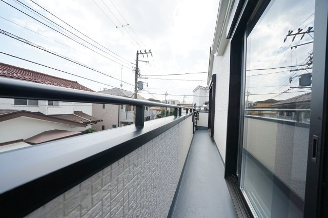【星川駅徒歩圏】角地×19帖LDKの開放感ある新築戸建て｜仲介手数料無料のバルコニー|しっかりと陽が当たるバルコニーは洗濯物もよく乾きます。開放感もあり、気持ちよく使える空間です。