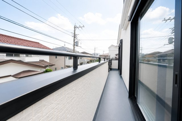 【星川駅徒歩圏】角地×19帖LDKの開放感ある新築戸建て｜仲介手数料無料のバルコニー|しっかりと陽が当たるバルコニーは洗濯物もよく乾きます。開放感もあり、気持ちよく使える空間です。
