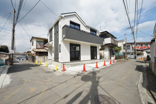 【星川駅徒歩圏】角地×19帖LDKの開放感ある新築戸建て｜仲介手数料無料の前面道路含む現地写真|交通量も比較的少なく落ち着いた住環境。お子様がいるご家庭でも安心して暮らせる立地です。