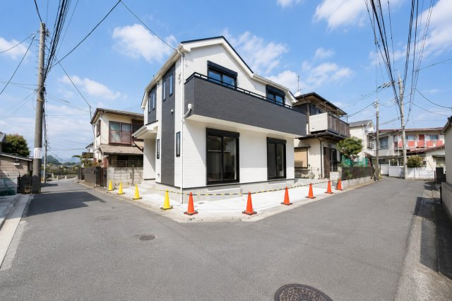 【星川駅徒歩圏】角地×19帖LDKの開放感ある新築戸建て｜仲介手数料無料の前面道路含む現地写真|交通量も比較的少なく落ち着いた住環境。お子様がいるご家庭でも安心して暮らせる立地です。