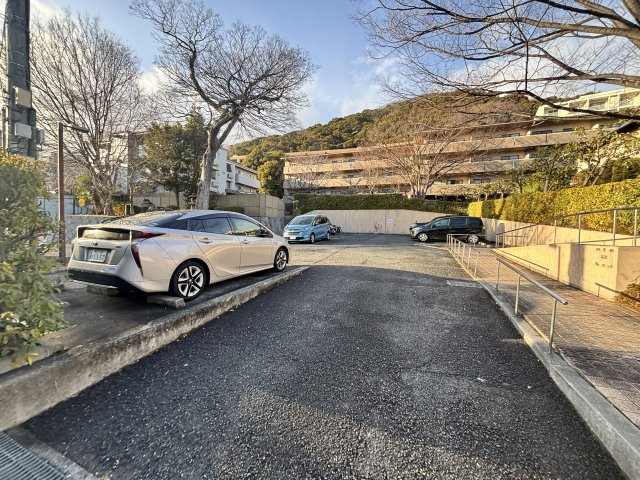 フォリア岡本の駐車場
