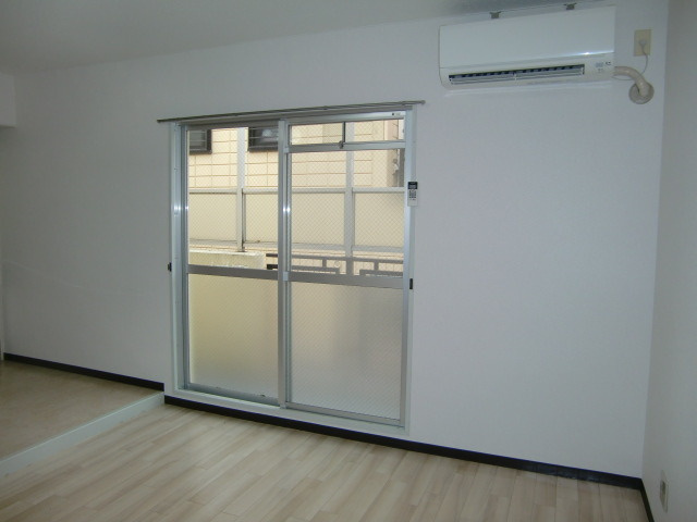 ルーブル西灘の洋室