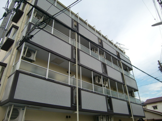 ルーブル西灘の外観