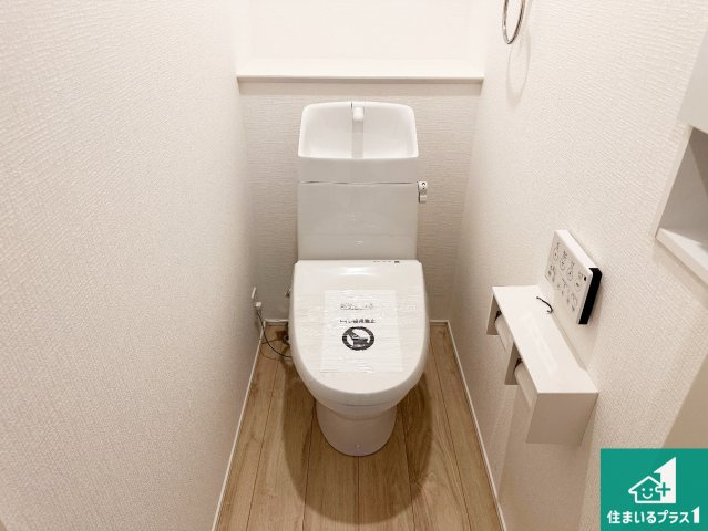 明石市朝霧台　第24-1期　新築一戸建てのトイレ|1・2階の2ヶ所にあるので、朝の忙しい時間の順番待ちもなく、深夜の利用にも大変便利です。