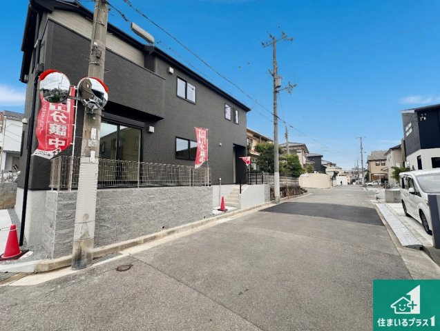 明石市朝霧台　第24-1期　新築一戸建ての前面道路含む現地写真|周辺は閑静な住宅街！前面道路広々で車の出し入れも便利です。駐車が苦手な方でも安心して車庫入れできます！
