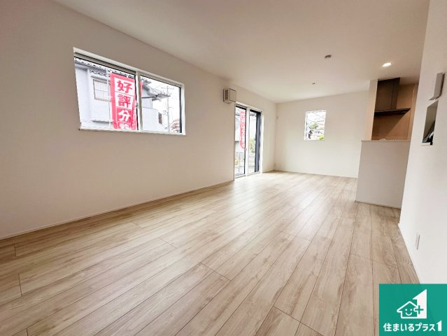 明石市朝霧台　第24-1期　新築一戸建ての居間・リビング|日当たり良好の明るいリビングで朝の目覚めもスッキリできそう！対面キッチンでご家族のコミュニケーションも自然と増える設計！小さなお子様が遊ぶスペースを作っても広々とくつろげるLDK！