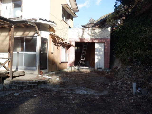 鴨川市内浦の外観|奥には物置