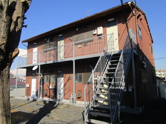 第３ヒルズハウスのエントランス|閑静な住宅地にあるアパートです。