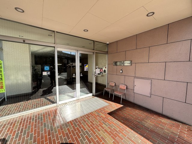 高尾パークハイツA棟のエントランス