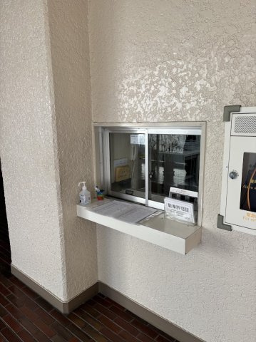 高尾パークハイツA棟のエントランス|管理人室