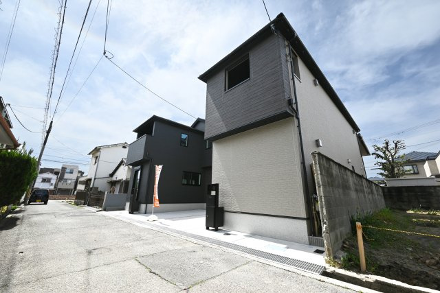 リナージュ塚口町5丁目新築一戸建て│3LDK+駐車1台可の外観|2棟同時に完成しました。いつでも室内を見学して頂けますのでお気軽にお問い合わせ下さい。
