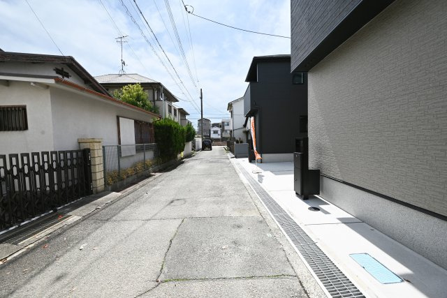 リナージュ塚口町5丁目新築一戸建て│3LDK+駐車1台可の前面道路含む現地写真|前面道路は東側に約4.5ｍ幅です。