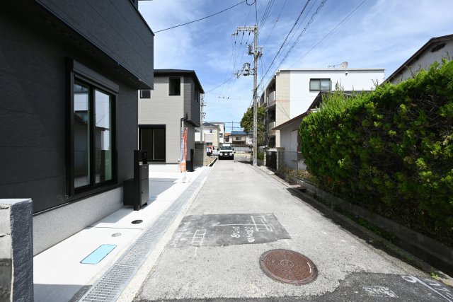 リナージュ塚口町5丁目新築一戸建て│3LDK+駐車1台可の前面道路含む現地写真|前面道路は東側に約4.5ｍ幅です。