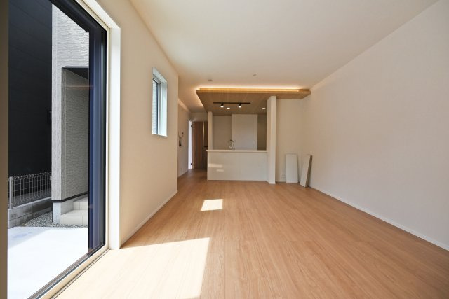 リナージュ塚口町5丁目新築一戸建て│3LDK+駐車1台可の前面道路含む現地写真|前面道路は東側に約4.5ｍ幅です。