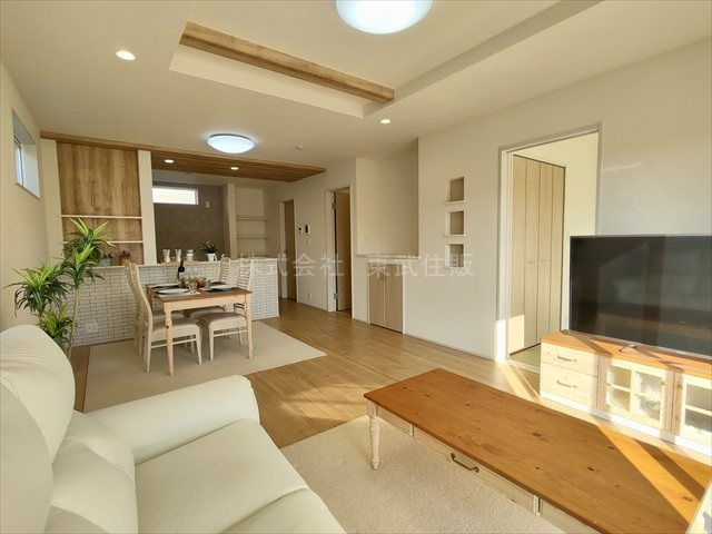 【居間・リビング】 | 東松山市六軒町　全3棟　2号棟 | こちらの18.0帖のリビングで趣味の時間をお楽しみください