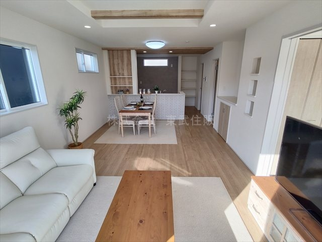 【居間・リビング】 | 東松山市六軒町　全3棟　2号棟 | 開放感があり日当たり良好です