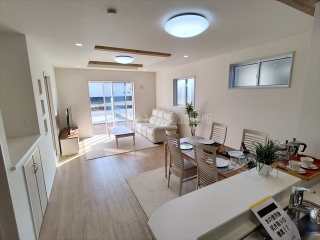 【ダイニング】 | 東松山市六軒町　全3棟　2号棟 | 食卓を囲むダイニング