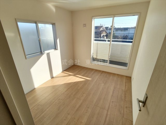 【子供部屋】 | 東松山市六軒町　全3棟　2号棟 | 洋室5.25帖東側、お子さんのためのお部屋にいかがでしょうか