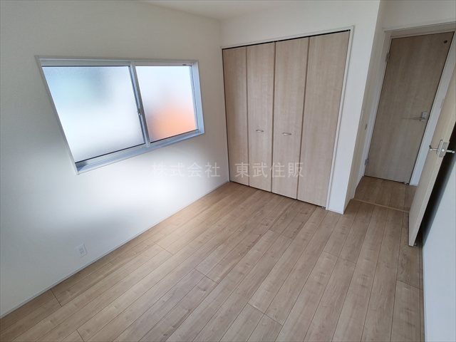 【洋室】 | 東松山市六軒町　全3棟　2号棟 | 洋室5.25帖南西側、使い勝手のいい洋室です