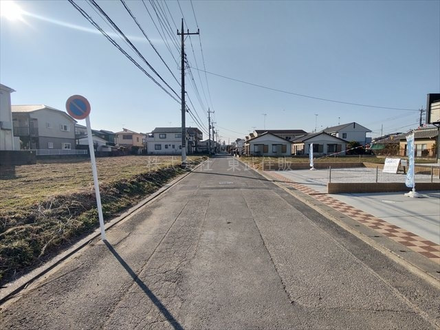 【前面道路含む現地写真】 | 東松山市六軒町　全3棟　2号棟 | 都市ガス・本下水