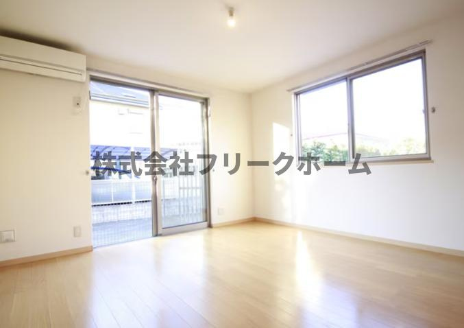 三鷹市上連雀５丁目のアパートの居間・リビング