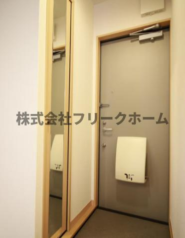 三鷹市上連雀５丁目のアパートの玄関