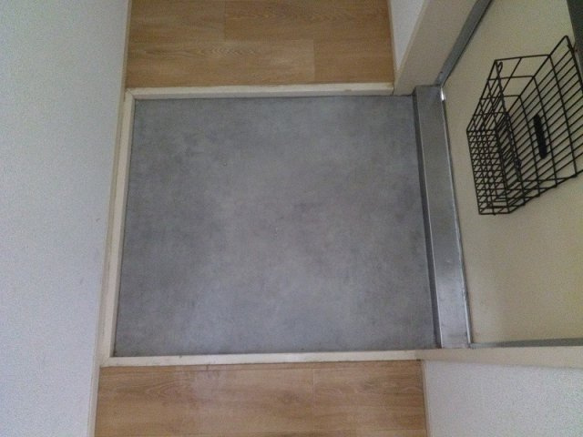 フラワーハイツＡ棟の玄関