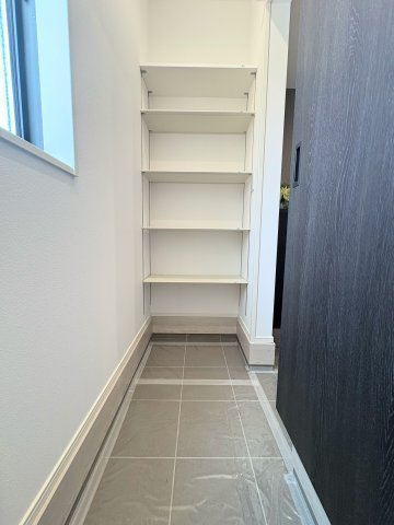 【収納】 | 建物完成！ご案内可能です＼緑に包まれたのんびり暮らしが叶う／タマタウン那珂川山田1号地 | シューズクローク。靴だけでなく、外回りのものもしっかり収納してくれる頼もしさ。