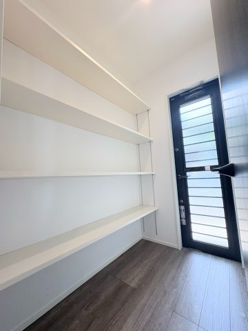 【収納】 | 建物完成！ご案内可能です＼緑に包まれたのんびり暮らしが叶う／タマタウン那珂川山田1号地 | キッチン横に設けたパントリーは、勝手口へと一直線。食材のストックや日用品をしまいながら、外との行き来もラクにできるので、“しまう・運ぶ・出す”がひと続きの動線で完結します。