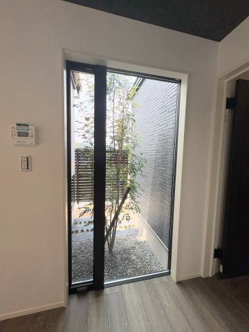 【庭】 | 建物完成！ご案内可能です＼緑に包まれたのんびり暮らしが叶う／タマタウン那珂川山田1号地 | キッチン横の中庭。小さな緑を感じながら家事ができる、心がふっと軽くなるようなひと区画です。