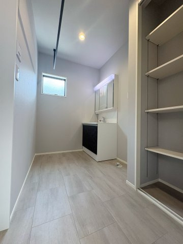 【洗面所】 | 建物完成！ご案内可能です＼緑に包まれたのんびり暮らしが叶う／タマタウン那珂川山田1号地 | 洗面スペースには自在棚の収納をしっかり確保。
干すためのパイプもスタイリッシュで、見た目も使い勝手も優秀です。