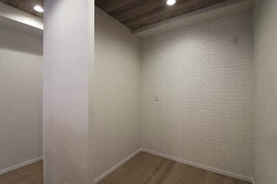 【収納】 | ファミールパーク鶴見 | キッチンの後ろには冷蔵庫やカップボードが収まるスペースがあります。