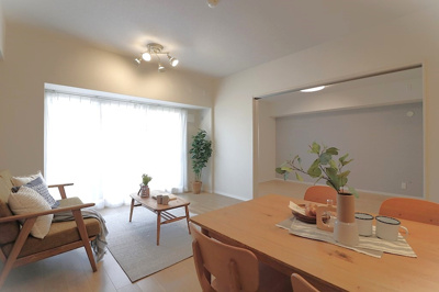 【居間・リビング】 | ファミールパーク鶴見 | LDK（約14.7帖）：暮らしの中心になる南向きのLDK。お隣の洋室との間仕切りを開放すると約20帖の大空間に。お友達をよんでホームパーティーも気軽に開けます。