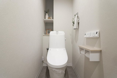 【トイレ】 | ファミールパーク鶴見 | 温水洗浄便座完備の洋式トイレ。手元で操作できる壁面リモコンで快適な使い心地。