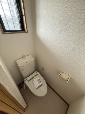 加古川市別府町別府のアパートのトイレ|落ち着いた色調のトイレです
