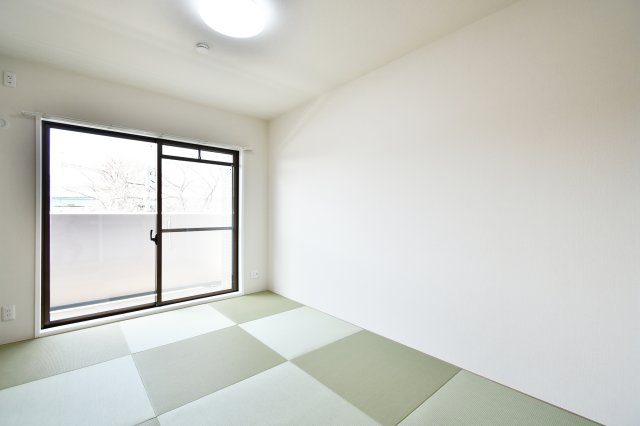 ファミール大宮宮原壱番館の和室|和室：縁なしの琉球風畳が洗練された印象を与える和室。バルコニーに面した明るい設計で、お昼寝やヨガ、お子様の遊び場におすすめ。和の安らぎと洋の機能性が融合した住まいをより豊かに彩るプラスワンの空間です。
