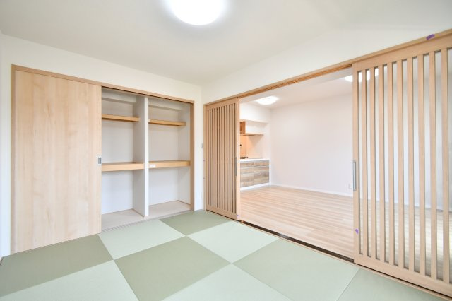 ファミール大宮宮原壱番館の和室|和室：仕切りの格子戸を開ければ、LDKと一体化した大空間に。壁面には機能的なシステム収納付きで、生活用品もすっきり片付きます。プライベートを保ちつつ家族の気配を感じられる、計算し尽くされた間取りです。