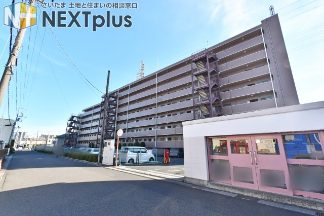 ファミール大宮宮原壱番館の外観|【外観】敷地と建物全体が分かる外観写真。周辺道路の幅員や建物までの距離感も把握しやすいので、日当たり・騒音などは時間帯を変えて現地でご確認ください。共用部の整備状況や植栽管理も要チェック。