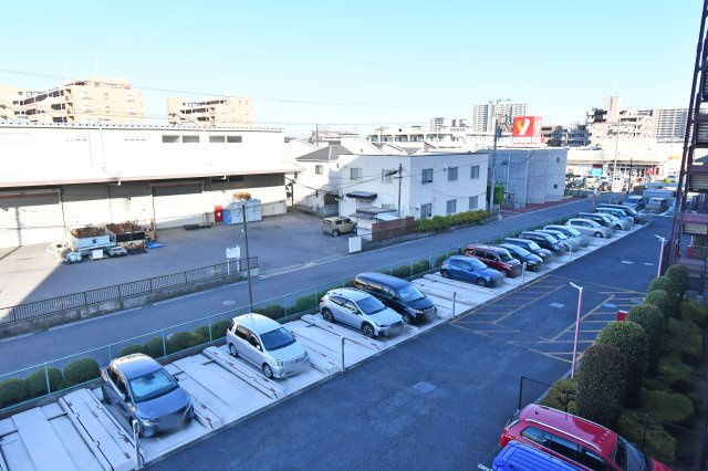 ファミール大宮宮原壱番館の駐車場|【駐車場】敷地内駐車場の配置が分かる写真。区画の広さや出入口の動線、来客時の停め方をイメージできます。空き状況・車種制限・利用料は変動のため、条件と区画寸法、利用ルールは都度要確認です。