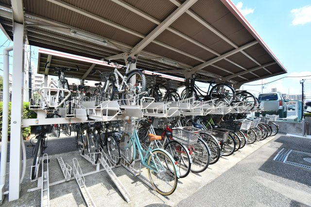 ファミール大宮宮原壱番館の駐輪場|【駐輪場】大切な自転車を雨風から守る屋根付きの駐輪場付き。白線で区画整理されており、出し入れもスムーズです。防犯性に配慮された共用部で、毎日の通勤・通学も快適にスタートできる環境が整っています。